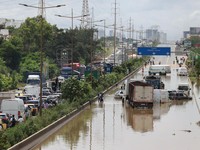 Arus lalu lintas menumpuk di satu sisi jalan raya, sementara sisi lainnya terendam banjir akibat hujan deras di Dakar, Senegal, pada 5 Oktober 2026. (REUTERS/Misper Apawu)