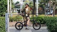 Sepeda Lipat Listrik untuk Berangkat Kerja: Boleh di Jalan Mana dan Apa yang Dicek? 