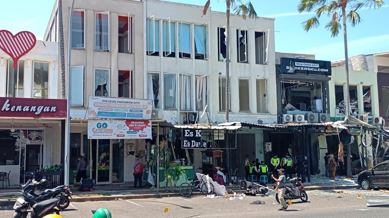 Dampak ledakan gas di RM Nasi Tempong Sri Dewi Pakuwon City, Surabaya, Selasa (6/10/2026).
