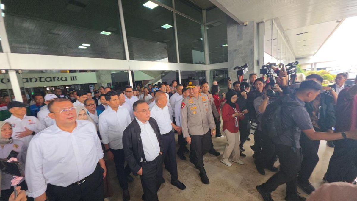 Kapolri dan Pimpinan DPR Dasco Temui Massa Aksi di Depan DPR — NadiKabar.com