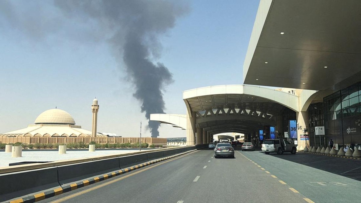 Breaking: Bandara Saudi Dihantam Rudal Lagi, Operasi Penerbangan Setop