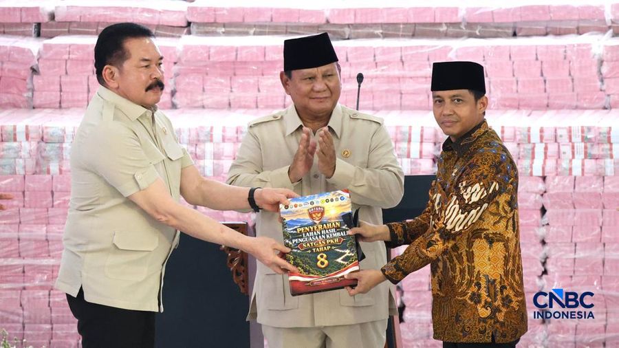 Jaksa Agung RI, ST Burhanuddin melakukan prosesi Penyerahan denda administratif dan penyelamatan keuangan negara serta penguasaan kembali kawasan hutan secara simbolis kepada Menteri Kehutanan, Raja Juli Antonni dan disaksikan Presiden Prabowo Subian