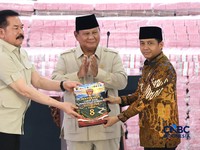 Jaksa Agung RI, ST Burhanuddin melakukan prosesi Penyerahan denda administratif dan penyelamatan keuangan negara serta penguasaan kembali kawasan hutan secara simbolis kepada Menteri Kehutanan, Raja Juli Antonni dan disaksikan Presiden Prabowo Subian