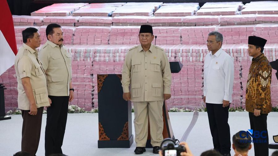Jaksa Agung RI, ST Burhanuddin menyerahkan uang denda administratif sekitar Rp132,241,335,681,910,13 dan penguasaan kembali kawasan hutan seluas 259,230,73 Ha Tahap 8 kepada Menteri Keuangan, Suahasil Nazara dan disaksikan Presiden Prabowo Subianto d