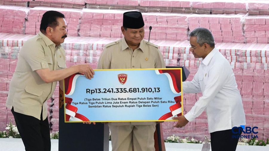 Jaksa Agung RI, ST Burhanuddin menyerahkan uang denda administratif sekitar Rp132,241,335,681,910,13 dan penguasaan kembali kawasan hutan seluas 259,230,73 Ha Tahap 8 kepada Menteri Keuangan, Suahasil Nazara dan disaksikan Presiden Prabowo Subianto di kompleks Kejaksaan Agung, Jakarta, Selasa (06/10/2026).