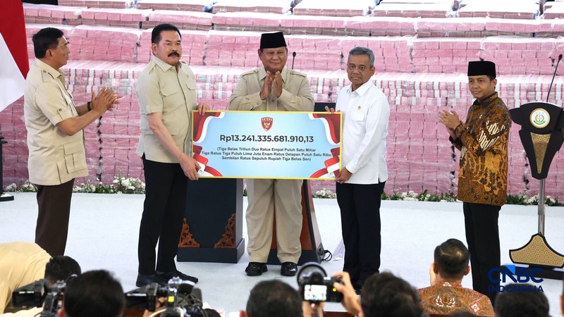 Jaksa Agung RI, ST Burhanuddin menyerahkan uang denda administratif sekitar Rp132,241,335,681,910,13 dan penguasaan kembali kawasan hutan seluas 259,230,73 Ha Tahap 8 kepada Menteri Keuangan, Suahasil Nazara dan disaksikan Presiden Prabowo Subianto di kompleks Kejaksaan Agung, Jakarta, Selasa (06/10/2026). (CNBC Indonesia/Muhammad Sabki)