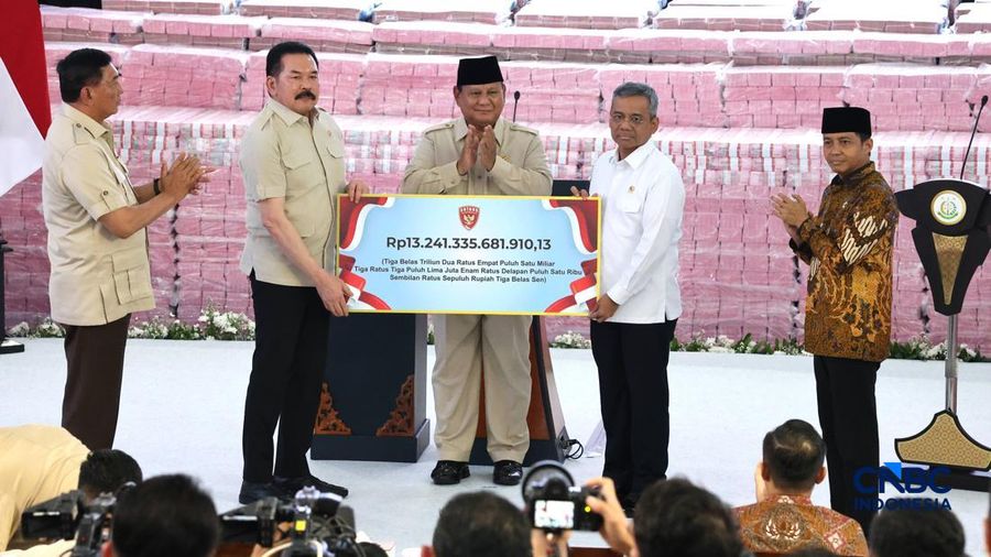 Tumpukan uang sekitar Rp132,241,335,681,910,13 dipajang dalam kegiatan penyerahan denda administratif dan penyelamatan keuangan negara serta penguasaan kembali kawasan hutan di kompleks Kejaksaan Agung, Jakarta, Selasa (06/10/2026). (CNBC Indonesia/M