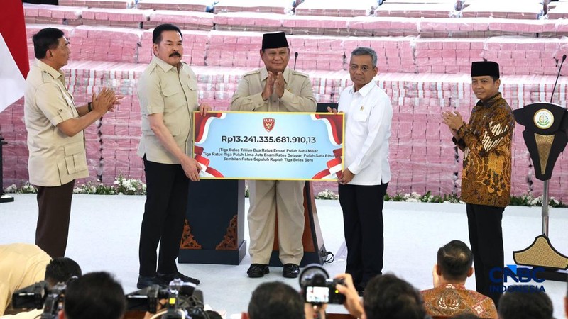 Tumpukan uang sekitar Rp132,241,335,681,910,13 dipajang dalam kegiatan penyerahan denda administratif dan penyelamatan keuangan negara serta penguasaan kembali kawasan hutan di kompleks Kejaksaan Agung, Jakarta, Selasa (06/10/2026). (CNBC Indonesia/M