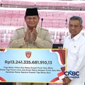 Jaksa Agung RI, ST Burhanuddin menyerahkan uang denda administratif sekitar Rp132,241,335,681,910,13 dan penguasaan kembali kawasan hutan seluas 259,230,73 Ha Tahap 8 kepada Menteri Keuangan, Suahasil Nazara dan disaksikan Presiden Prabowo Subianto d