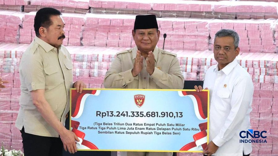 Jaksa Agung RI, ST Burhanuddin menyerahkan uang denda administratif sekitar Rp132,241,335,681,910,13 dan penguasaan kembali kawasan hutan seluas 259,230,73 Ha Tahap 8 kepada Menteri Keuangan, Suahasil Nazara dan disaksikan Presiden Prabowo Subianto d