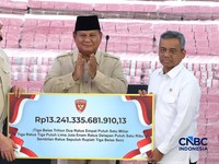 Jaksa Agung RI, ST Burhanuddin menyerahkan uang denda administratif sekitar Rp132,241,335,681,910,13 dan penguasaan kembali kawasan hutan seluas 259,230,73 Ha Tahap 8 kepada Menteri Keuangan, Suahasil Nazara dan disaksikan Presiden Prabowo Subianto d