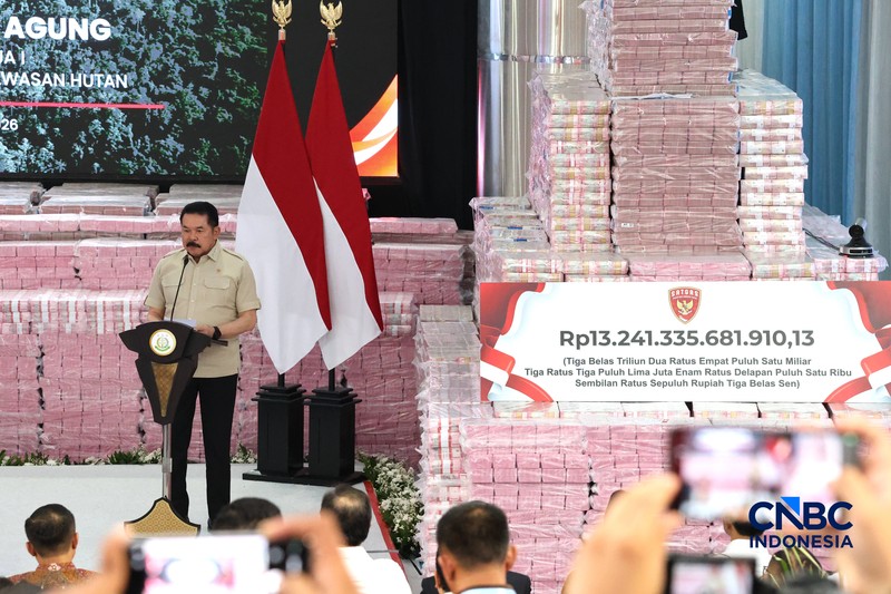 Jaksa Agung RI, ST Burhanuddin menyerahkan uang denda administratif sekitar Rp132,241,335,681,910,13 dan penguasaan kembali kawasan hutan seluas 259,230,73 Ha Tahap 8 kepada Menteri Keuangan, Suahasil Nazara dan disaksikan Presiden Prabowo Subianto di kompleks Kejaksaan Agung, Jakarta, Selasa (06/10/2026). (CNBC Indonesia/Muhammad Sabki)