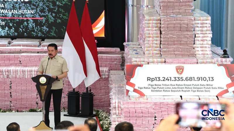 Jaksa Agung RI, ST Burhanuddin saat menyampaikan laporan dalam kegiatan penyerahan denda administratif dan penyelamatan keuangan negara serta penguasaan kembali kawasan hutan di kompleks Kejaksaan Agung, Jakarta, Selasa (06/10/2026).