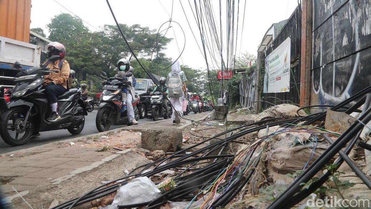 Kabel Semrawut Menjuntai di Ciputat, Bahayakan Pengguna Jalan — NadiKabar.com