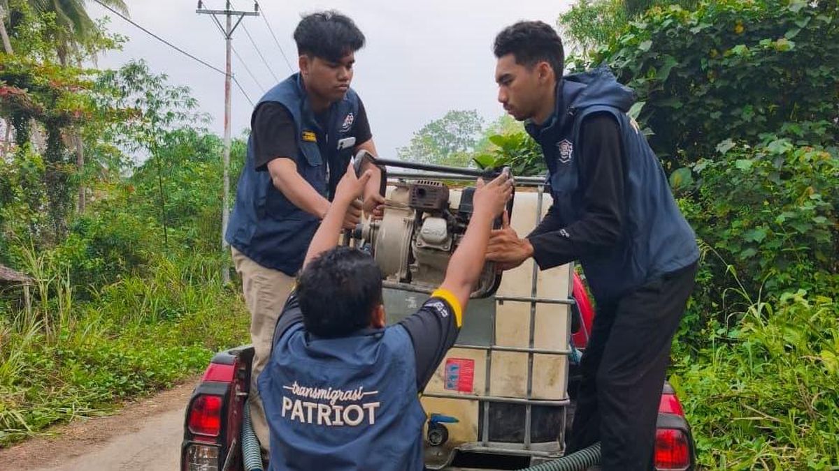 TEP Unhas Dampingi Polsek Weri Turun Tangan Salurkan Air Bersih ke Warga — NadiKabar.com
