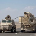 Kendaraan militer melaju di jalan raya dalam sebuah pergerakan majuyang menurut pasukan pemerintah Yaman yang didukung Arab Saudi merupakan serangan terhadap kelompok Houthi yang didukung Irandi dekat Dhubab, Provinsi Taiz, Yaman; gambar ini merupaka