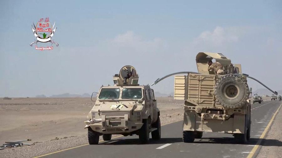 Kendaraan militer melaju di jalan raya dalam sebuah pergerakan maju—yang menurut pasukan pemerintah Yaman yang didukung Arab Saudi merupakan serangan terhadap kelompok Houthi yang didukung Iran—di dekat Dhubab, Provinsi Taiz, Yaman; gambar ini merupakan cuplikan dari video yang dirilis pada 5 Oktober 2026.