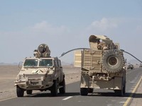 Kendaraan militer melaju di jalan raya dalam sebuah pergerakan majuyang menurut pasukan pemerintah Yaman yang didukung Arab Saudi merupakan serangan terhadap kelompok Houthi yang didukung Irandi dekat Dhubab, Provinsi Taiz, Yaman; gambar ini merupaka