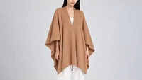 Cari Outer untuk ke Kantor? Coba Padukan Knit Cape dengan 5 Cara Ini
