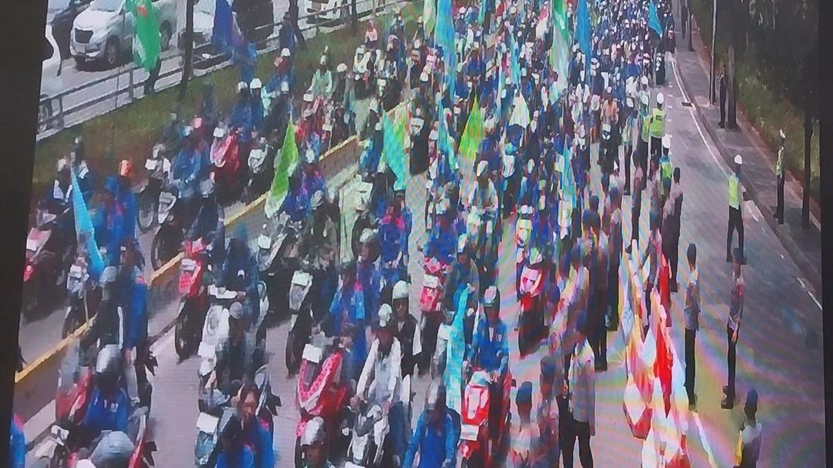 Massa Demo Padati Depan DPR, Lalin Semanggi Arah Slipi Dialihkan — NadiKabar.com