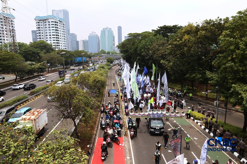 Massa elemen buruh berunjuk rasa di depan gedung MPR/DPR RI, Jalan Gatot Subroto, Jakarta Pusat. Siang ini, massa telah memenuhi kawasan DPR, Selasa (6/10/2026). (CNBC Indonesia/Muhammad Sabki)