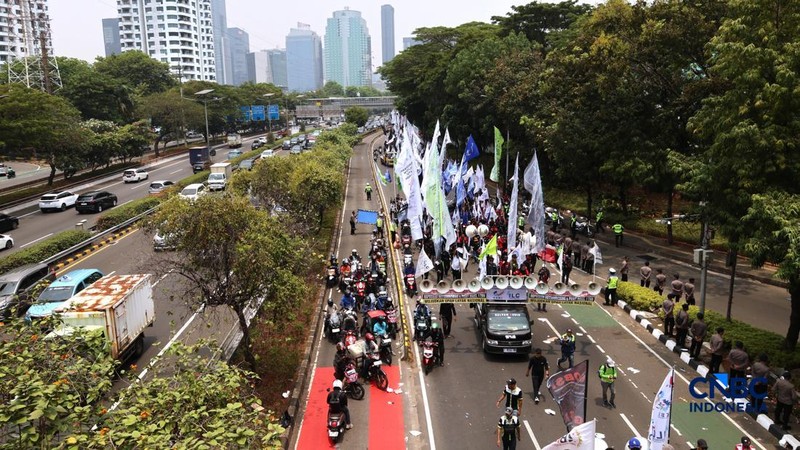 Massa elemen buruh berunjuk rasa di depan gedung MPR/DPR RI, Jalan Gatot Subroto, Jakarta Pusat. Siang ini, massa telah memenuhi kawasan DPR, Selasa (6/10/2026). (CNBC Indonesia/Muhammad Sabki)