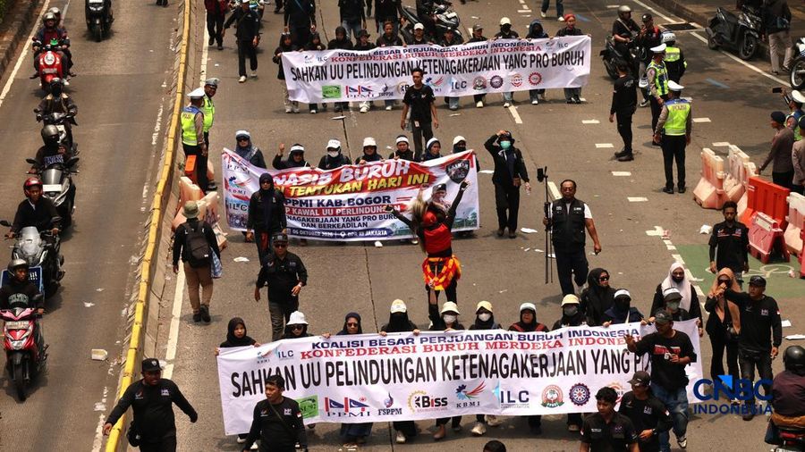 Massa elemen buruh berunjuk rasa di depan gedung MPR/DPR RI, Jalan Gatot Subroto, Jakarta Pusat. Siang ini, massa telah memenuhi kawasan DPR, Selasa (6/10/2026). (CNBC Indonesia/Muhammad Sabki)