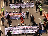Massa elemen buruh berunjuk rasa di depan gedung MPR/DPR RI, Jalan Gatot Subroto, Jakarta Pusat. Siang ini, massa telah memenuhi kawasan DPR, Selasa (6/10/2026). (CNBC Indonesia/Muhammad Sabki)