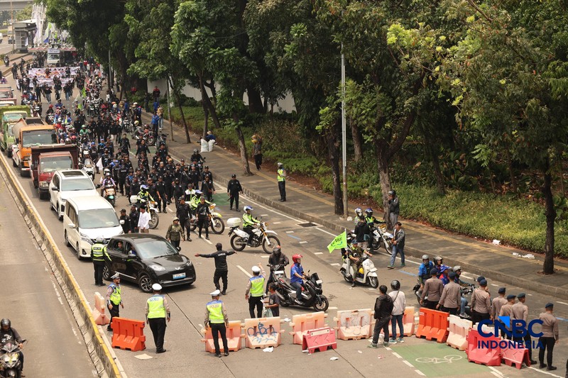 Massa elemen buruh berunjuk rasa di depan gedung MPR/DPR RI, Jalan Gatot Subroto, Jakarta Pusat. Siang ini, massa telah memenuhi kawasan DPR, Selasa (6/10/2026). (CNBC Indonesia/Muhammad Sabki)