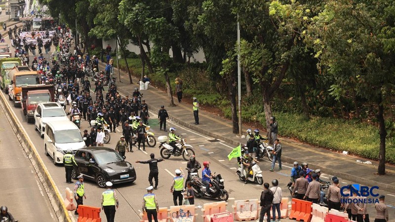 Massa elemen buruh berunjuk rasa di depan gedung MPR/DPR RI, Jalan Gatot Subroto, Jakarta Pusat. Siang ini, massa telah memenuhi kawasan DPR, Selasa (6/10/2026). (CNBC Indonesia/Muhammad Sabki)