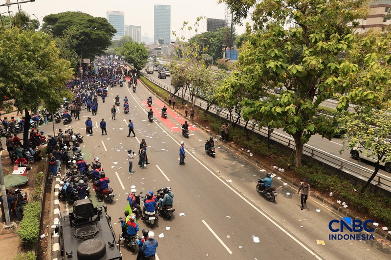 Massa elemen buruh berunjuk rasa di depan gedung MPR/DPR RI, Jalan Gatot Subroto, Jakarta Pusat. Siang ini, massa telah memenuhi kawasan DPR, Selasa (6/10/2026). (CNBC Indonesia/Muhammad Sabki)
