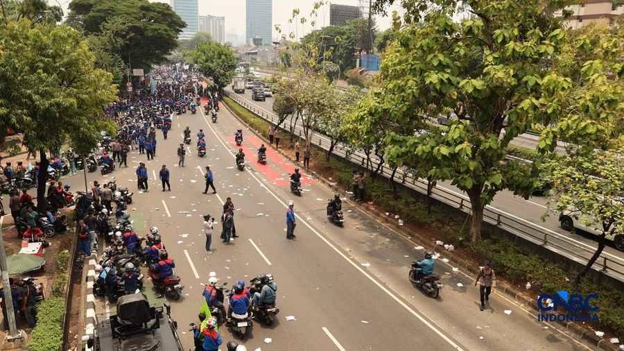 Massa elemen buruh berunjuk rasa di depan gedung MPR/DPR RI, Jalan Gatot Subroto, Jakarta Pusat. Siang ini, massa telah memenuhi kawasan DPR, Selasa (6/10/2026). (CNBC Indonesia/Muhammad Sabki)