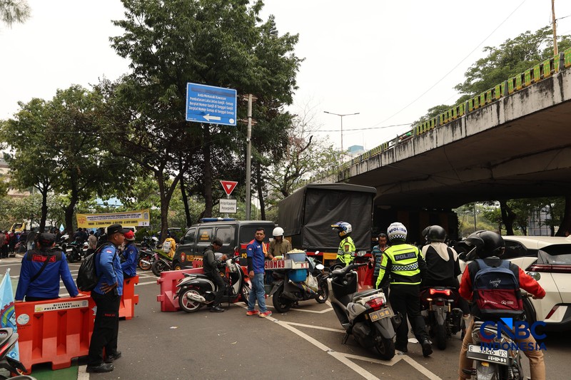 Massa elemen buruh berunjuk rasa di depan gedung MPR/DPR RI, Jalan Gatot Subroto, Jakarta Pusat. Siang ini, massa telah memenuhi kawasan DPR, Selasa (6/10/2026). (CNBC Indonesia/Muhammad Sabki)