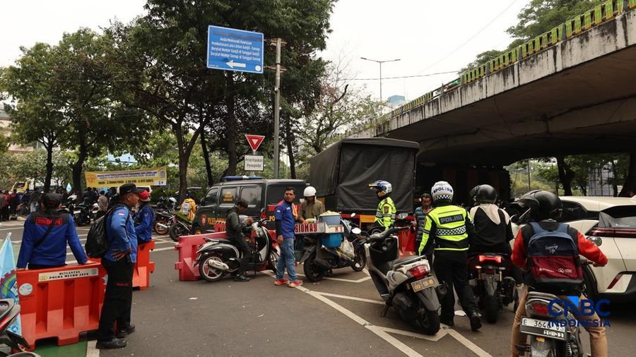 Massa elemen buruh berunjuk rasa di depan gedung MPR/DPR RI, Jalan Gatot Subroto, Jakarta Pusat. Siang ini, massa telah memenuhi kawasan DPR, Selasa (6/10/2026). (CNBC Indonesia/Muhammad Sabki)