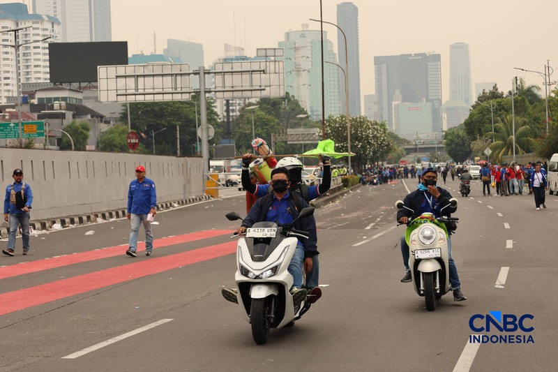 Massa elemen buruh berunjuk rasa di depan gedung MPR/DPR RI, Jalan Gatot Subroto, Jakarta Pusat. Siang ini, massa telah memenuhi kawasan DPR, Selasa (6/10/2026). (CNBC Indonesia/Muhammad Sabki)