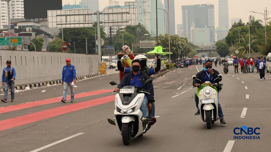 Massa elemen buruh berunjuk rasa di depan gedung MPR/DPR RI, Jalan Gatot Subroto, Jakarta Pusat. Siang ini, massa telah memenuhi kawasan DPR, Selasa (6/10/2026). (CNBC Indonesia/Muhammad Sabki)