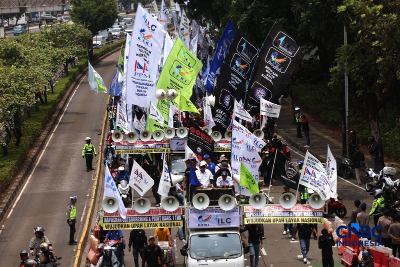 Massa elemen buruh berunjuk rasa di depan gedung MPR/DPR RI, Jalan Gatot Subroto, Jakarta Pusat. Siang ini, massa telah memenuhi kawasan DPR, Selasa (6/10/2026). (CNBC Indonesia/Muhammad Sabki)
