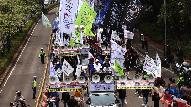 Massa elemen buruh berunjuk rasa di depan gedung MPR/DPR RI, Jalan Gatot Subroto, Jakarta Pusat. Siang ini, massa telah memenuhi kawasan DPR, Selasa (6/10/2026). (CNBC Indonesia/Muhammad Sabki)