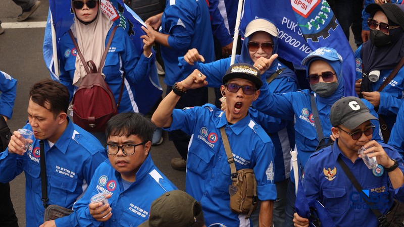 Massa elemen buruh berunjuk rasa di depan gedung MPR/DPR RI, Jalan Gatot Subroto, Jakarta Pusat. Siang ini, massa telah memenuhi kawasan DPR, Selasa (6/10/2026). (CNBC Indonesia/Muhammad Sabki)