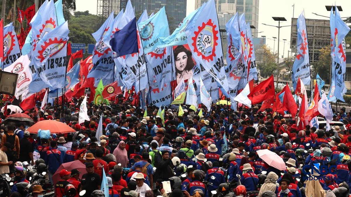 'Lautan' Merah Hitam dan Biru Buruh Mulai Kepung Depan Gedung DPR
