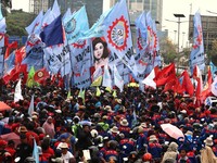 Massa elemen buruh berunjuk rasa di depan gedung MPR/DPR RI, Jalan Gatot Subroto, Jakarta Pusat. Siang ini, massa telah memenuhi kawasan DPR, Selasa (6/10/2026). (CNBC Indonesia/Muhammad Sabki)