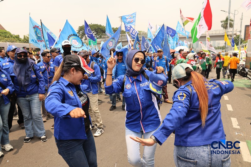 Massa elemen buruh berunjuk rasa di depan gedung MPR/DPR RI, Jalan Gatot Subroto, Jakarta Pusat. Siang ini, massa telah memenuhi kawasan DPR, Selasa (6/10/2026). (CNBC Indonesia/Muhammad Sabki)