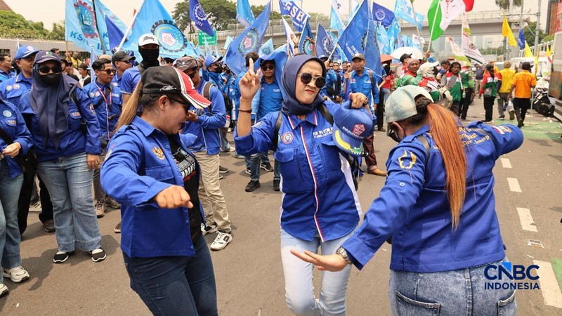Massa elemen buruh berunjuk rasa di depan gedung MPR/DPR RI, Jalan Gatot Subroto, Jakarta Pusat. Siang ini, massa telah memenuhi kawasan DPR, Selasa (6/10/2026). (CNBC Indonesia/Muhammad Sabki)