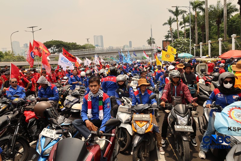Massa elemen buruh berunjuk rasa di depan gedung MPR/DPR RI, Jalan Gatot Subroto, Jakarta Pusat. Siang ini, massa telah memenuhi kawasan DPR, Selasa (6/10/2026). (CNBC Indonesia/Muhammad Sabki)