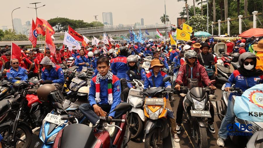 Massa elemen buruh berunjuk rasa di depan gedung MPR/DPR RI, Jalan Gatot Subroto, Jakarta Pusat. Siang ini, massa telah memenuhi kawasan DPR, Selasa (6/10/2026). (CNBC Indonesia/Muhammad Sabki)