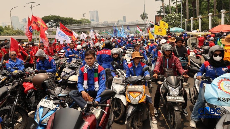 Massa elemen buruh berunjuk rasa di depan gedung MPR/DPR RI, Jalan Gatot Subroto, Jakarta Pusat. Siang ini, massa telah memenuhi kawasan DPR, Selasa (6/10/2026). (CNBC Indonesia/Muhammad Sabki)