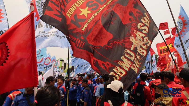 Massa elemen buruh berunjuk rasa di depan gedung MPR/DPR RI, Jalan Gatot Subroto, Jakarta Pusat. Siang ini, massa telah memenuhi kawasan DPR, Selasa (6/10/2026). (CNBC Indonesia/Muhammad Sabki)