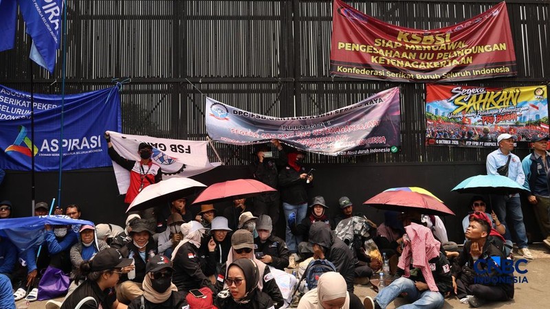 Massa elemen buruh berunjuk rasa di depan gedung MPR/DPR RI, Jalan Gatot Subroto, Jakarta Pusat. Siang ini, massa telah memenuhi kawasan DPR, Selasa (6/10/2026). (CNBC Indonesia/Muhammad Sabki)