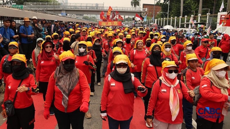 Massa elemen buruh berunjuk rasa di depan gedung MPR/DPR RI, Jalan Gatot Subroto, Jakarta Pusat. Siang ini, massa telah memenuhi kawasan DPR, Selasa (6/10/2026). (CNBC Indonesia/Muhammad Sabki)