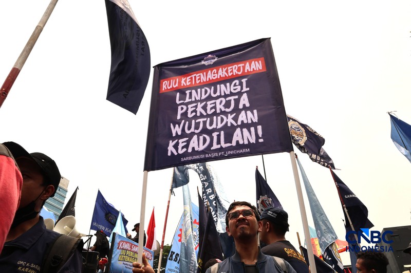 Massa elemen buruh berunjuk rasa di depan gedung MPR/DPR RI, Jalan Gatot Subroto, Jakarta Pusat. Siang ini, massa telah memenuhi kawasan DPR, Selasa (6/10/2026). (CNBC Indonesia/Muhammad Sabki)